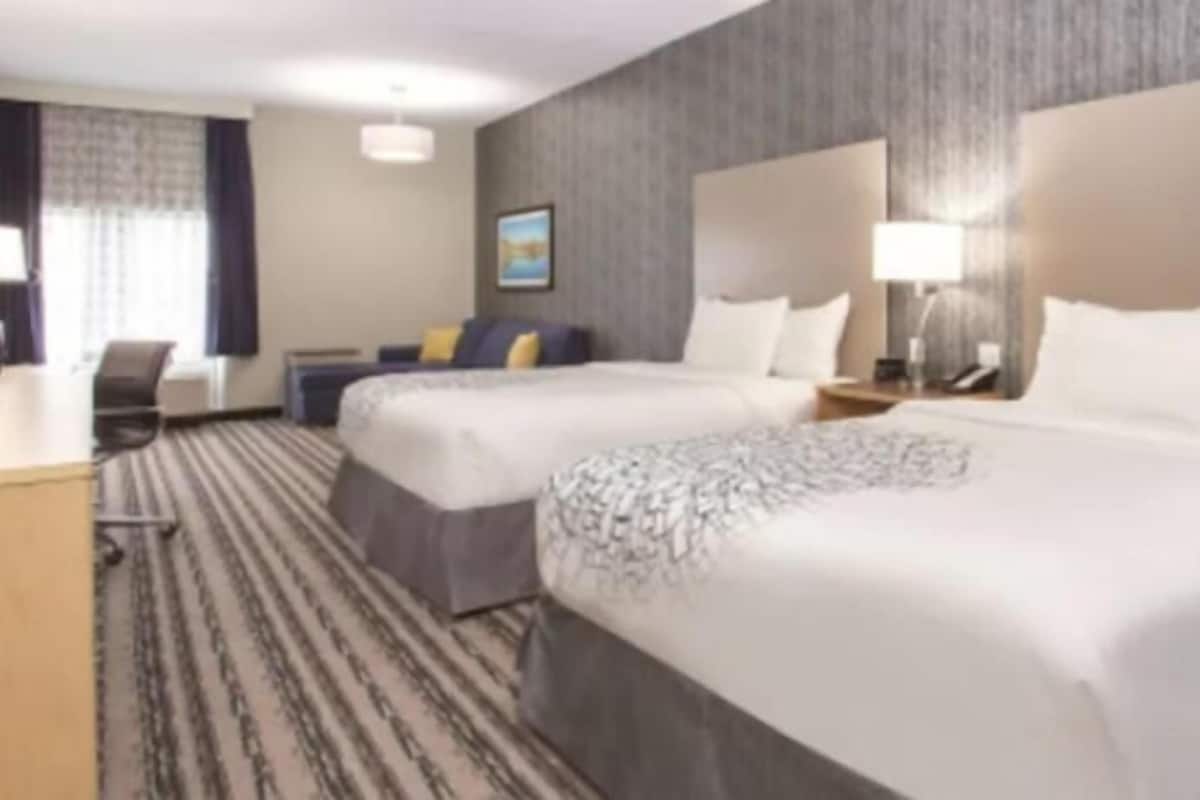 Ropa de cama de alta calidad, camas con pillow-top y escritorio