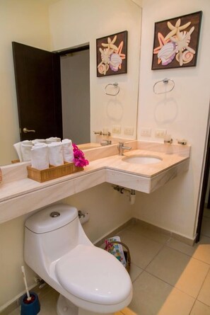 Apartamento | Banheiro | Chuveiro, toalhas de banho