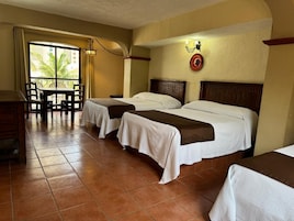 Family Room, 2 double beds | Ferros/tábuas de passar roupa, camas extras/dobráveis (sobretaxa)