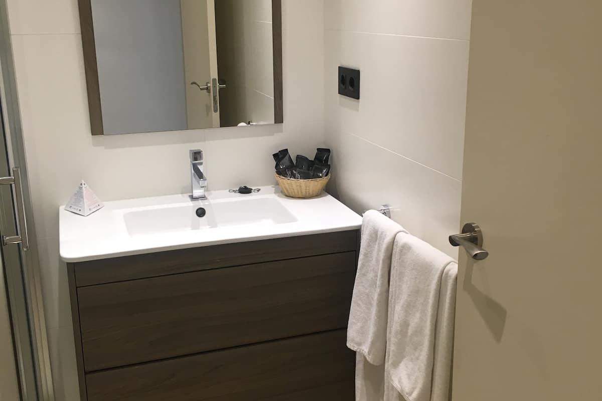apartment, 1 bedroom | bathroom | shower, free toiletries, hair dryer, towels
