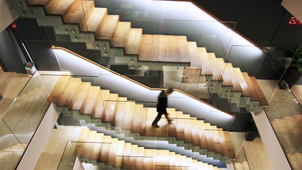 A modern interior with a unique staircase design, featuring a combination of wooden and glass elements. - Hotel Raval de la Mar (Vila-Seca)