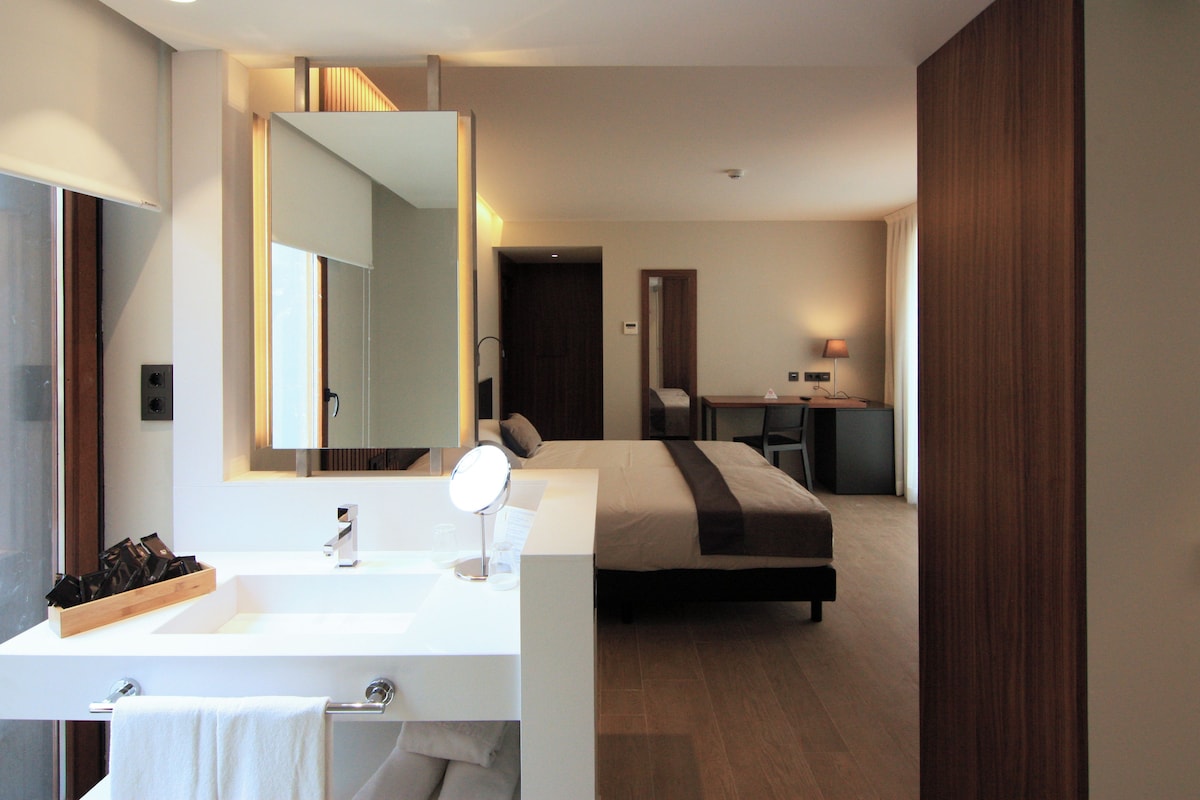 DOUBLE ROOM