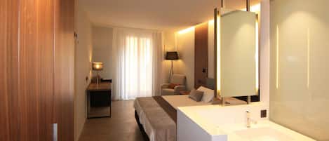 Chambre Standard double, balcon | 1 chambre, minibar, coffre-fort