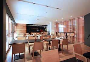 Café da manhã com buffet todos os dias (EUR 8 por pessoa)