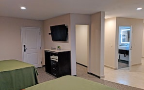 3 Queen Beds | Desk, blackout curtains, iron/ironing board, free WiFi - Epic Hotel (Pico Rivera)