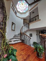 32-英寸纯平电视 （配备有线频道）、电视