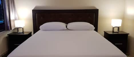 Habitación cuádruple clásica, varias camas, para no fumadores | Tabla de planchar con plancha, wifi gratis y ropa de cama