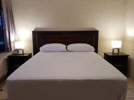 经典四人房, 多张床, 无烟房 | 熨斗/熨板、免费 WiFi、床单