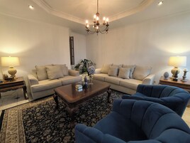 32-英寸纯平电视 （配备有线频道）、电视