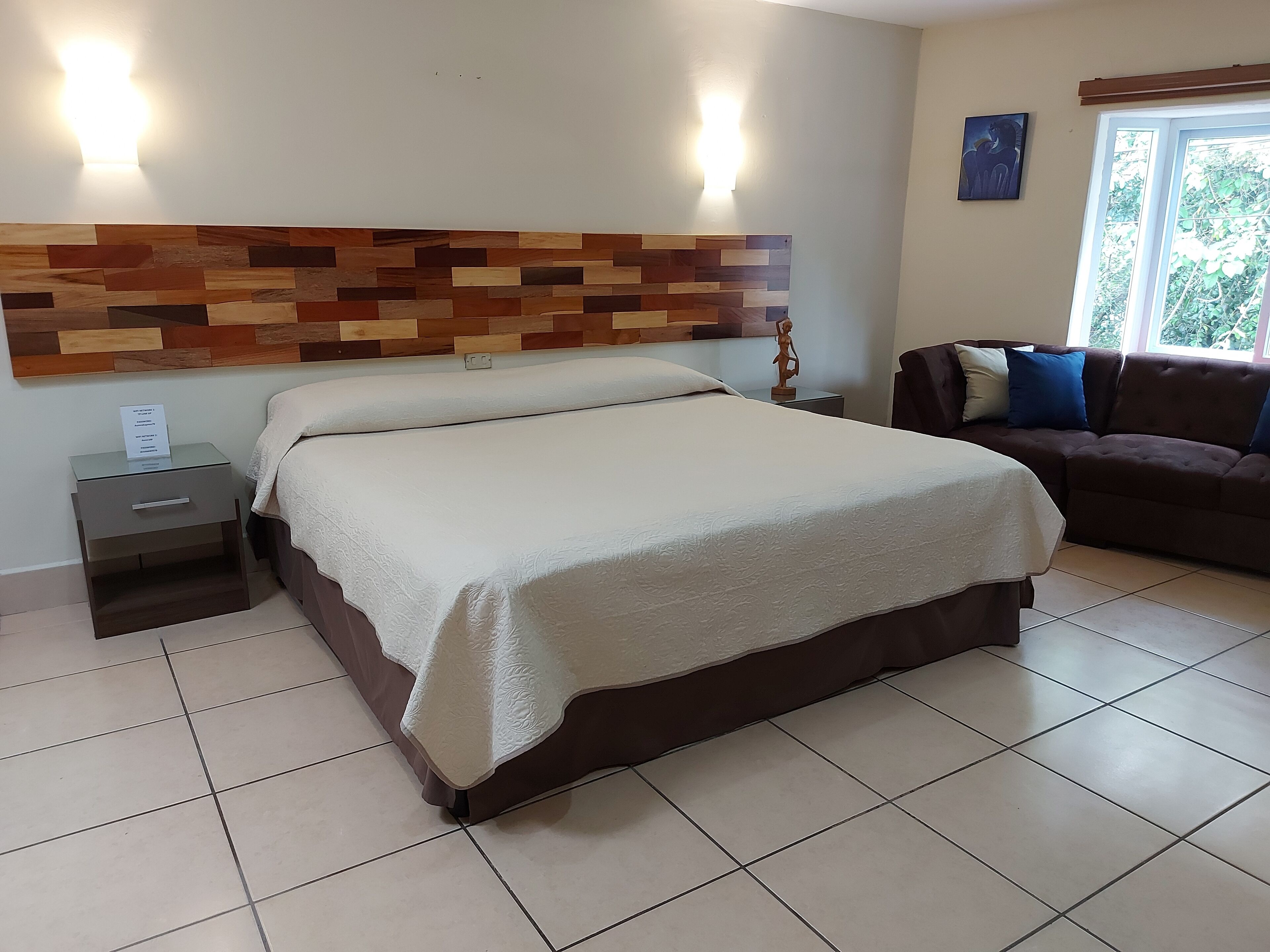 Chambre Double Confort, 1 très grand lit | Fer et planche à repasser, Wi-Fi gratuit, draps fournis