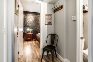 Apartamento, 1 habitación | Zona de estar | Una televisión de pantalla plana, una chimenea, Netflix