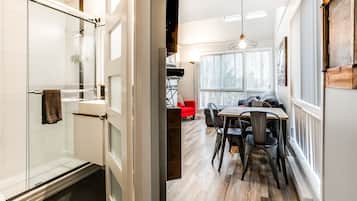 Apartment, 1 Schlafzimmer | Wohnbereich | Flachbildfernseher, Kamin, Netflix