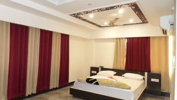 Suite | 1 bedroom, premium bedding, pillow-top beds, in-room safe