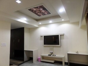 Executive Room | 1 bedroom, premium bedding, pillow-top beds, in-room safe