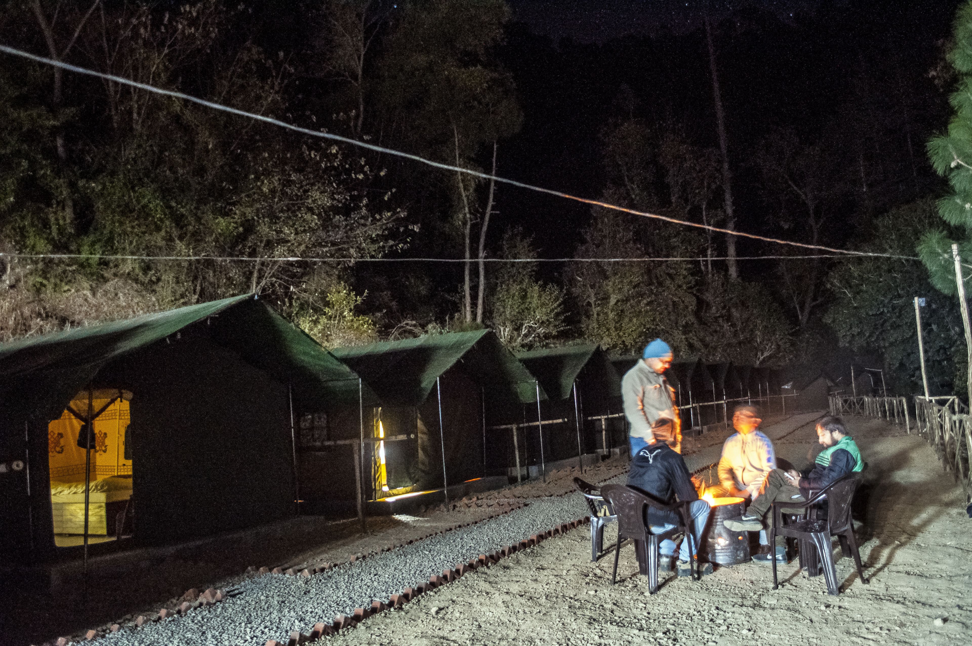 Filera de petites construccions cobertes amb una via de tren al davant.