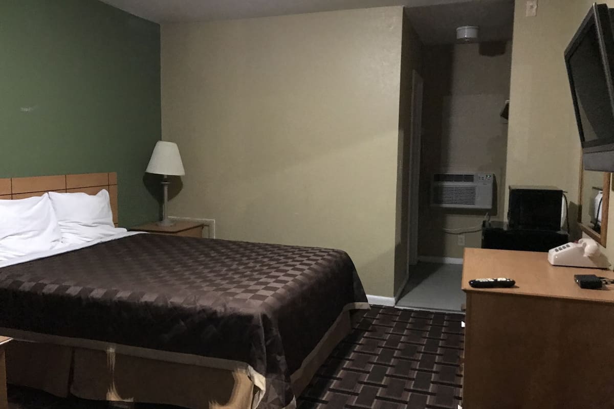 Doppelzimmer, 1 Queen-Bett | Schreibtisch, Zustellbetten, kostenloses WLAN, Bettwäsche