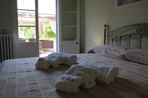 Minibar, brankas, meja kerja, dan tempat tidur bayi (biaya tambahan)