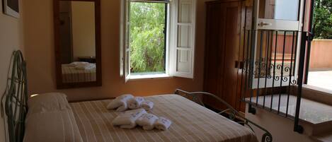 Tweepersoonskamer, terras | Een minibar, een kluis op de kamer, een bureau, babybedden (toeslag)