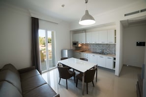 Apartamento clássico, 1 quarto | Área de estar | TV de tela plana