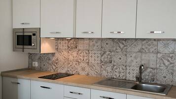 Fridge, oven, stovetop, coffee/tea maker