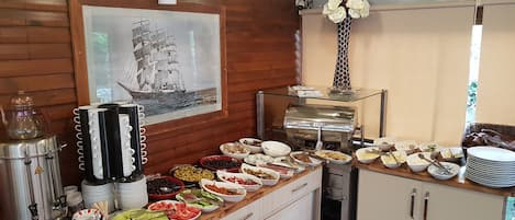 TĂ€gliches inbegriffenes FrĂŒhstĂŒcksbuffet