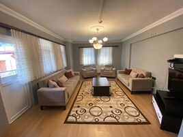 Elite Apart Daire, 3 Yatak Odası | Kaliteli yatak takımı, masa, ütü/ütü masası, ücretsiz kablosuz İnternet 