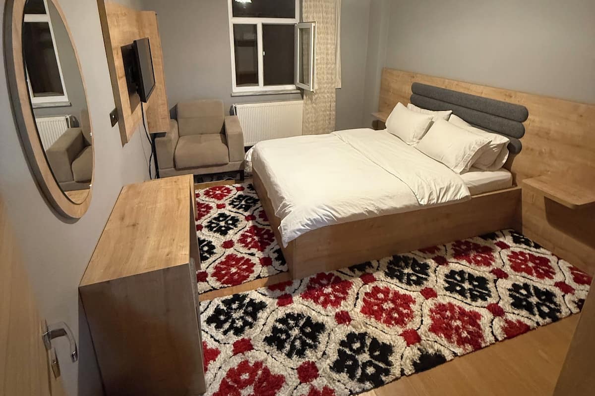 Apartamento elite, 3 quartos | 1 quarto, roupas de cama premium, escrivaninha