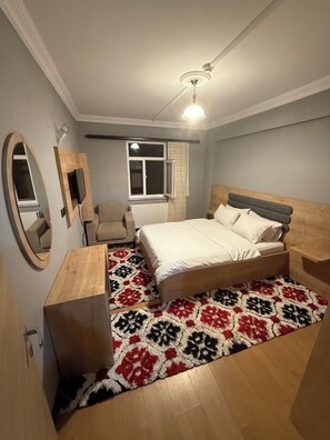 エリート アパートメント 3 ベッドルーム | 高級寝具、デスク、アイロン / アイロン台、WiFi (無料)