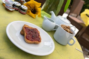 A breakfast setup with toast, jam, and a teapot on a table. - Villa Albertina Exclusive B&B (Parabita)