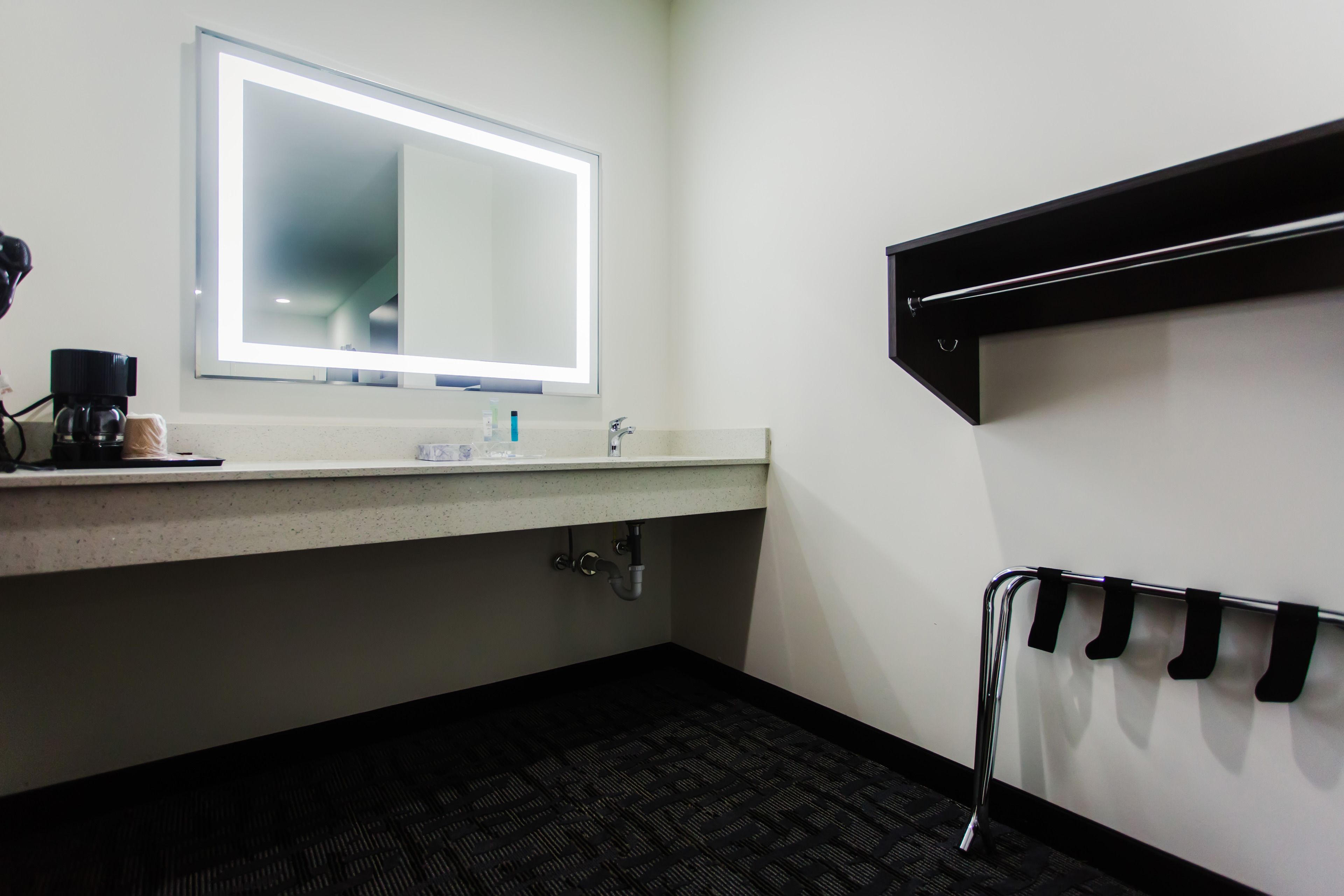 basic single room, 1 king bed, accessible | room amenity