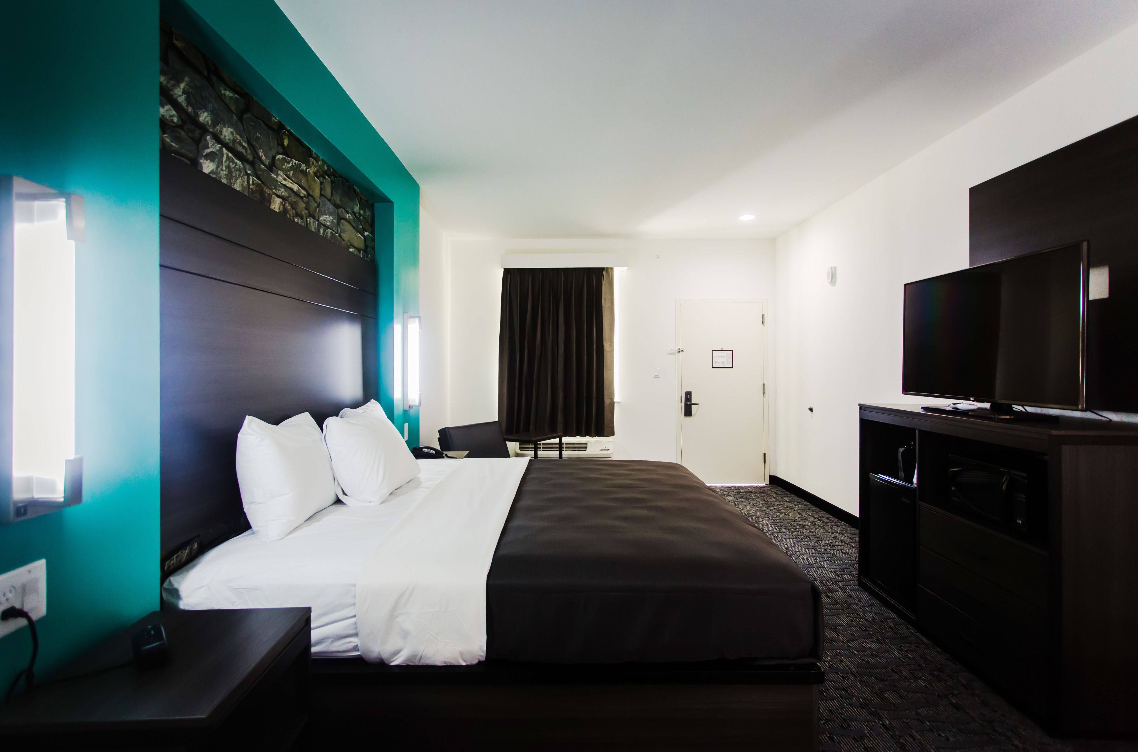 Basic Room, 1 King Bed | Desk, laptop workspace, blackout drapes, free cribs/infant beds