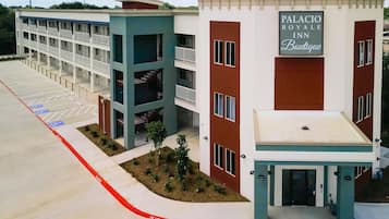 Un hotel de varios pisos con un letrero que dice "Palacio Royale Inn Boutique".