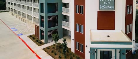 Un hotel de varios pisos con un letrero que dice "Palacio Royale Inn Boutique".