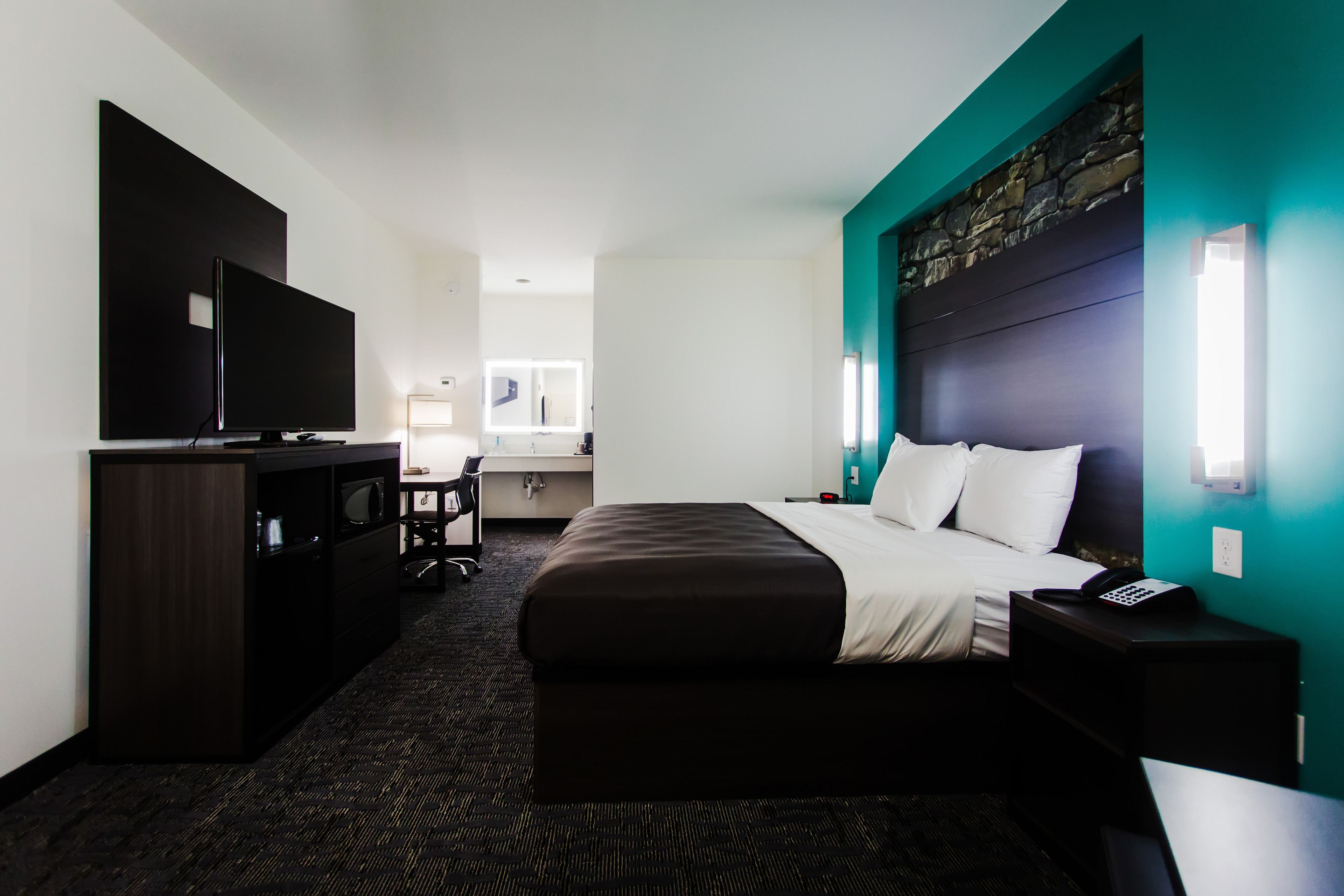 مكتب ومساحة عمل للكمبيوتر المحمول وستائر تعتيم