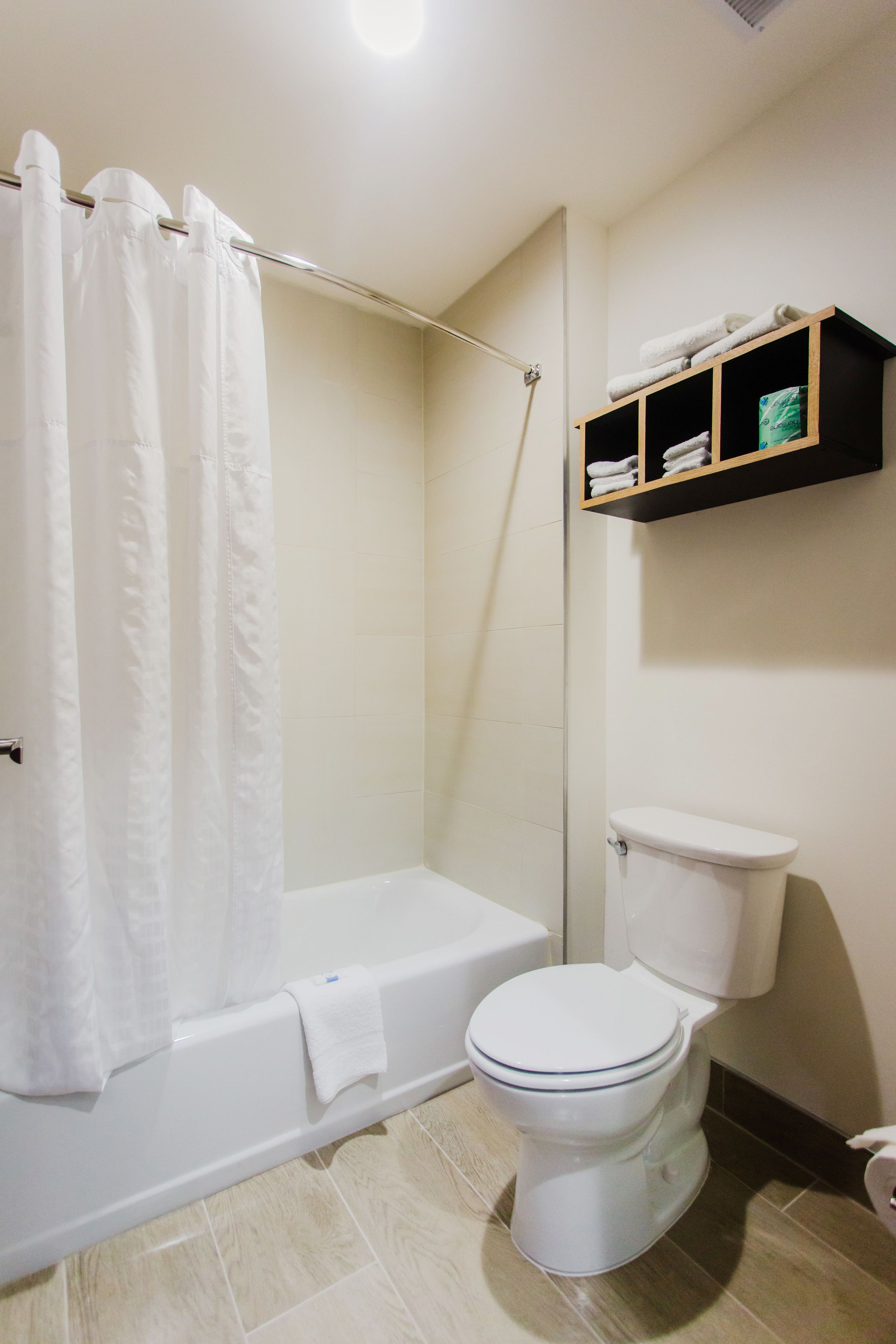 basic room, 1 king bed | bathroom | combined shower/bathtub, deep-soaking bathtub, free toiletries