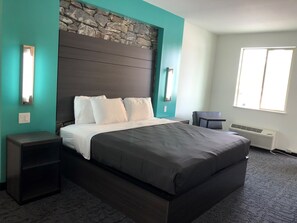 Basic Room, 1 King Bed | Desk, laptop workspace, blackout drapes, free cribs/infant beds