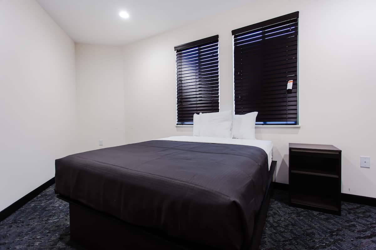 Desk, laptop workspace, blackout drapes, free cribs/infant beds
