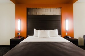 Desk, laptop workspace, blackout drapes, free cribs/infant beds - Palacio Royale Inn Boutique Katy (Katy)