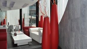 A modern interior with white sofas, red accents, and a minimalist design. - Aparthotel Four Elements Suites (Salou)