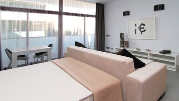 Suite, 1 habitación | Caja fuerte, cortinas opacas, tabla de planchar con plancha y wifi