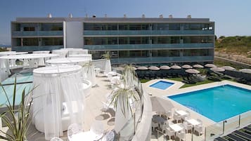 Piscine extérieure, parasols de plage, chaises longues