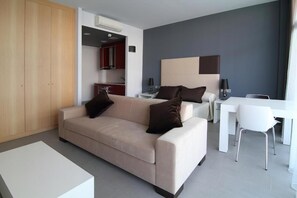 Flat-screen TV - Aparthotel Four Elements Suites (Salou)