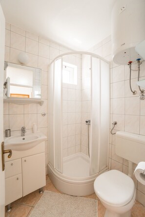 Een haardroger, handdoeken