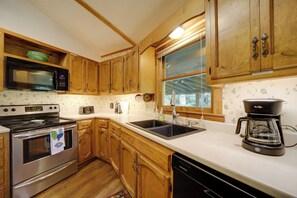 Fridge, microwave, stovetop, dishwasher - Mountain Resort Home w/ Views, By Sky Valley Golf! (Sky Valley)