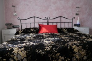 Yksilöllisesti sisustettu, yksilöllisesti kalustettu, työpöytä