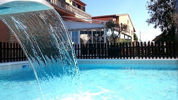 Piscine extérieure, parasols de plage, chaises longues