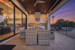 Outdoor dining - Bright Chic Oasis with Private Pool and Spa at Reunion (Kissimmee)