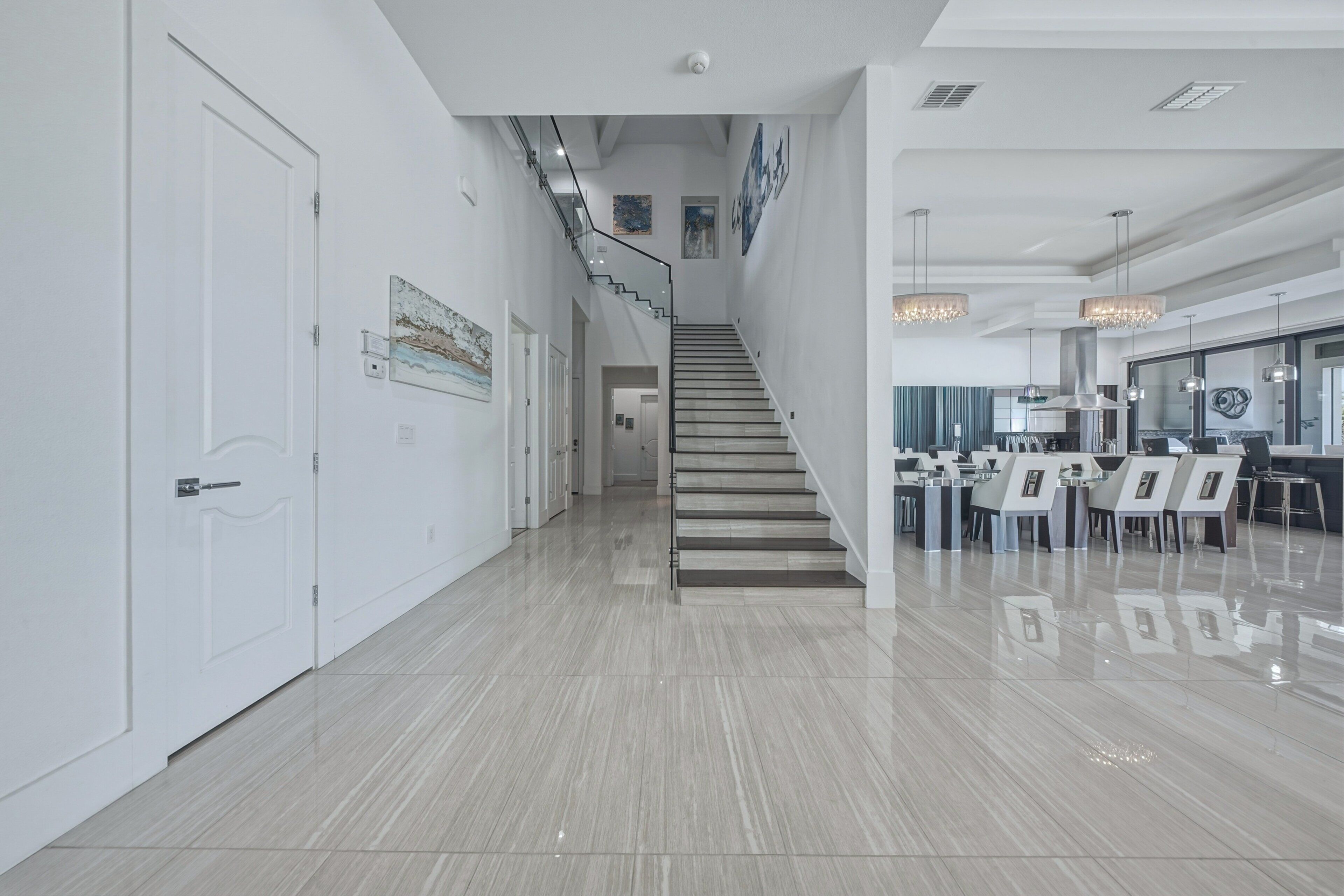 Ein modernes Interieur mit einer Treppe, die zu einem Essbereich führt.