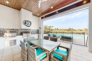 Outdoor dining - Bright Chic Oasis with Private Pool and Spa at Reunion (Kissimmee)
