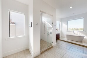 Combined shower/bathtub, hair dryer, towels - Bright Chic Oasis with Private Pool and Spa at Reunion (Kissimmee)